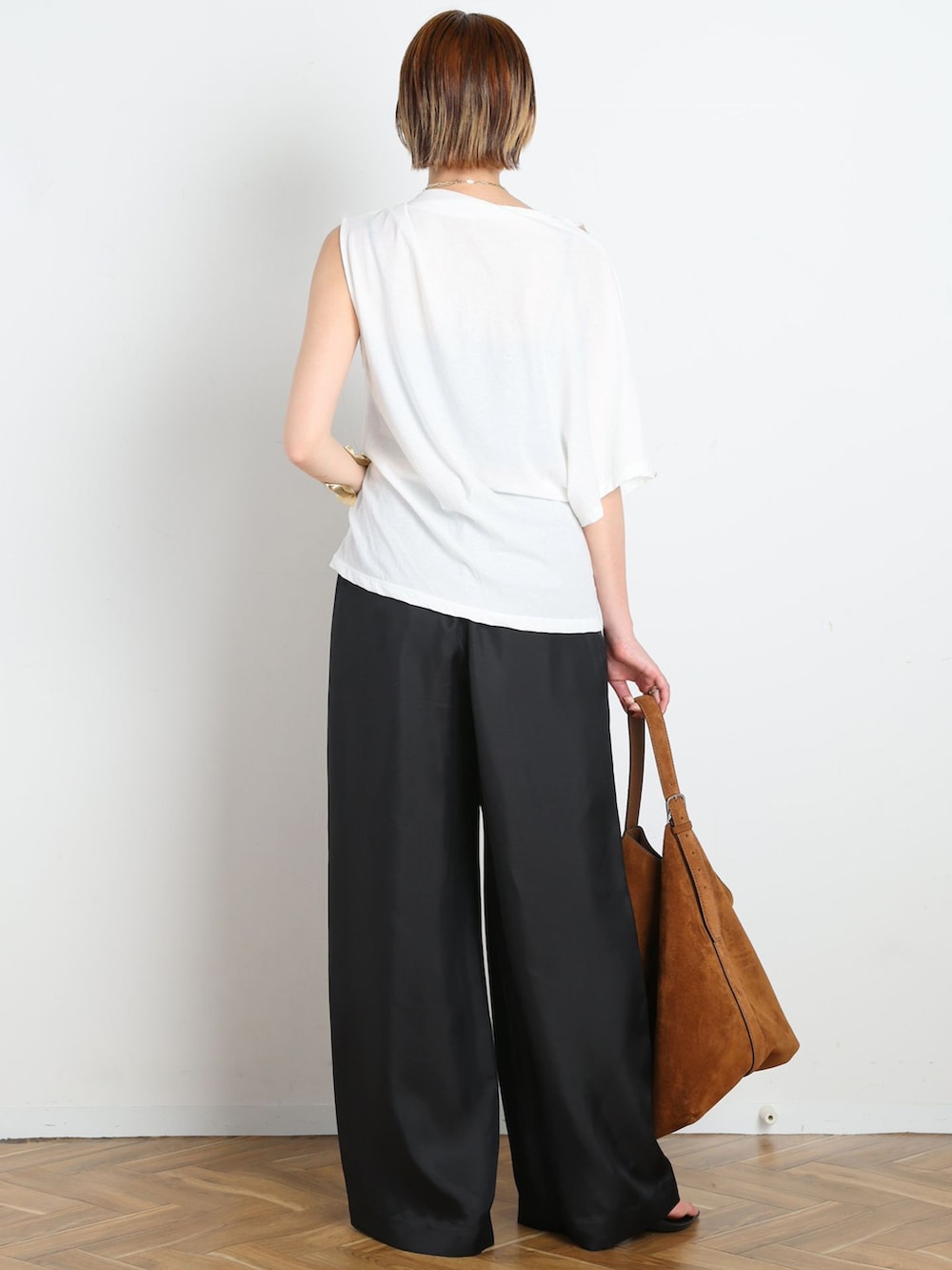 ブラック系のその他パンツ、ブラック系のその他パンツ、ホワイト系のTシャツ/カットソーを着用したレディースの春コーディネートの4枚目の写真