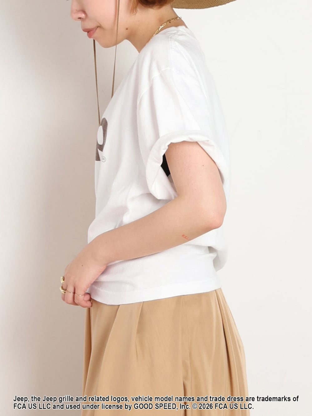 ベージュ系のワンピース、ホワイト系のTシャツ/カットソー、ゴールド系のネックレスを着用したレディースの夏コーディネートの5枚目の写真