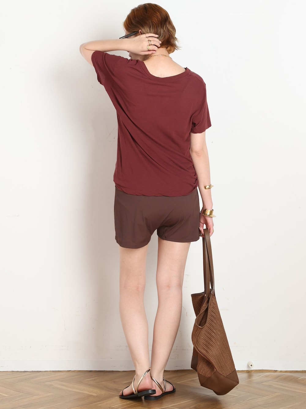ホワイト系のTシャツ/カットソー、ブラウン系のトートバッグ、ブラック系のサンダルを着用したレディースの夏コーディネートの3枚目の写真