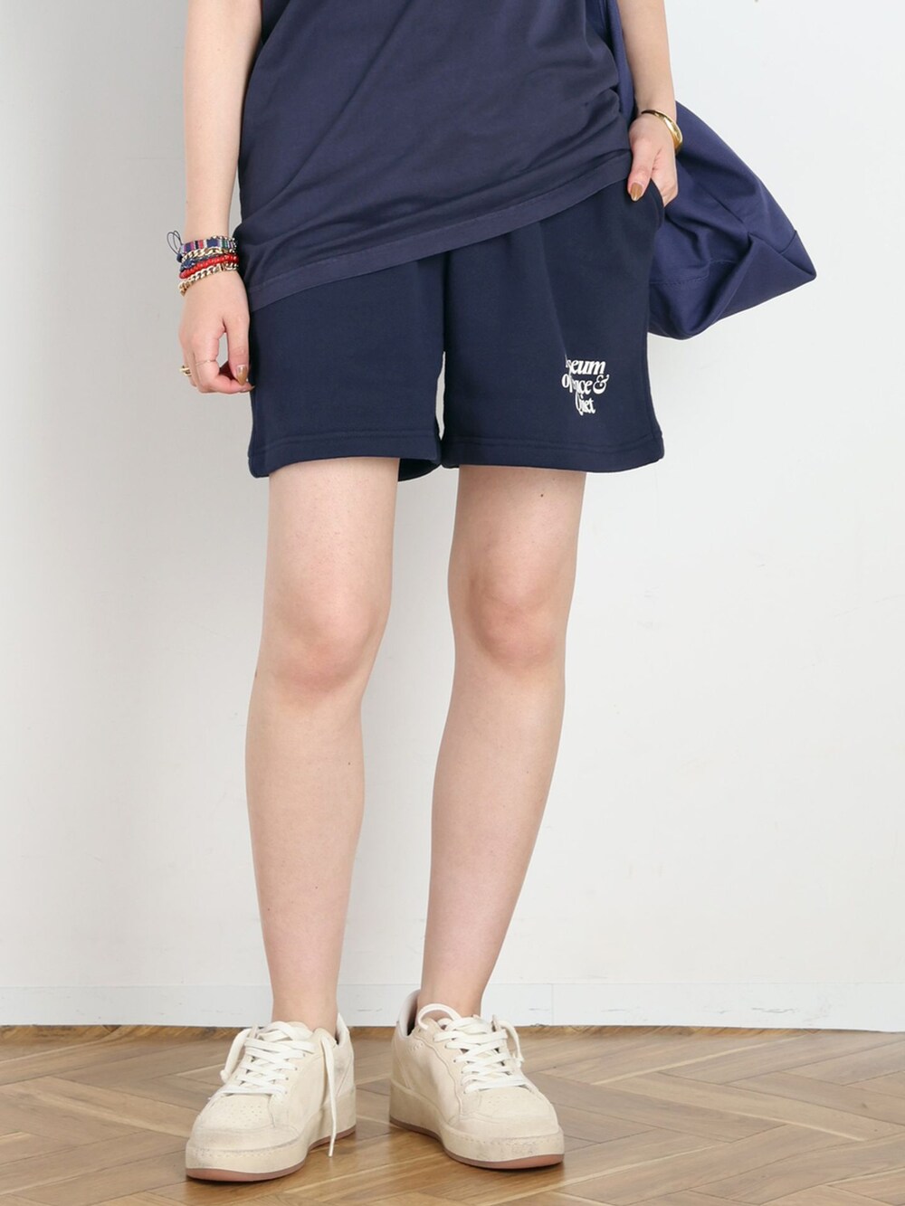 ブルー系のスウェットパンツ、ブルー系のTシャツ/カットソー、ブルー系のトートバッグを着用したレディースの夏コーディネートの7枚目の写真