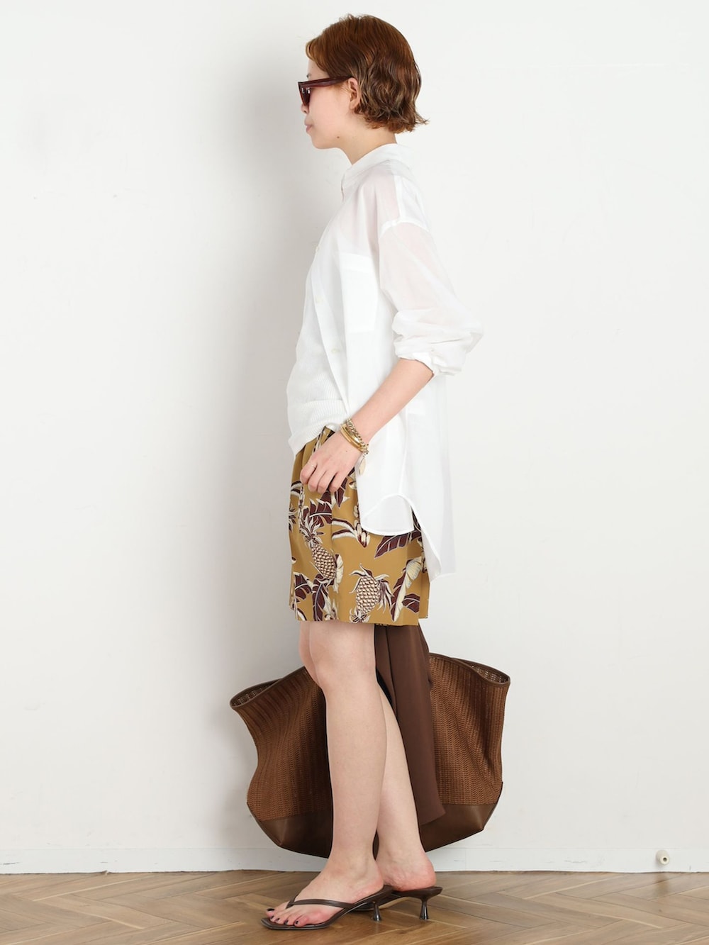 ブラウン系のテーラードジャケット、イエロー系のその他パンツ、ホワイト系のシャツ/ブラウスを着用したレディースの春コーディネートの2枚目の写真