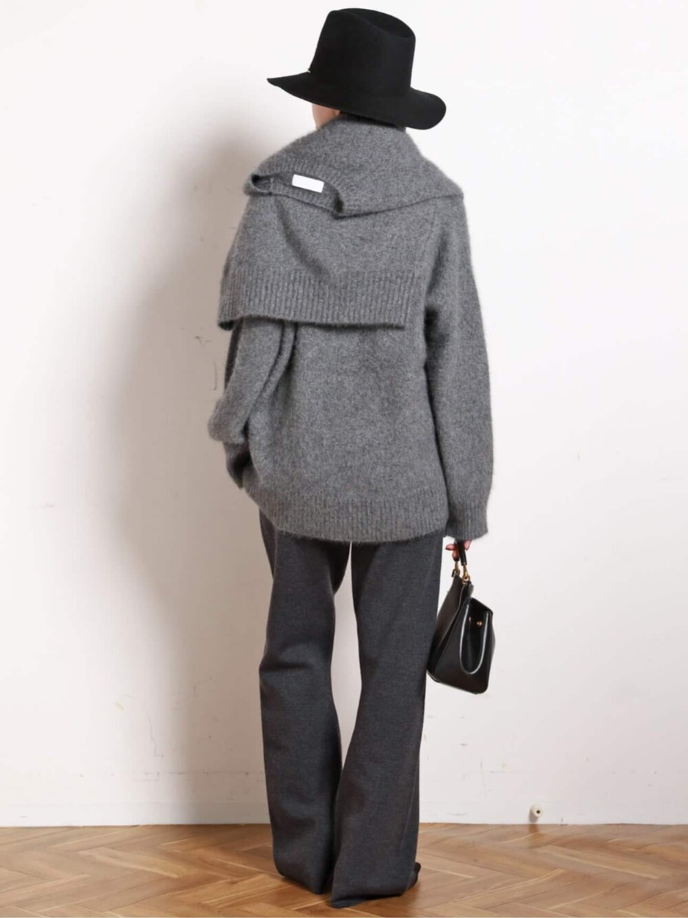 グレー系のニット/セーター、グレー系のニット/セーター、ブラック系のブーツを着用したレディースの秋コーディネートの3枚目の写真