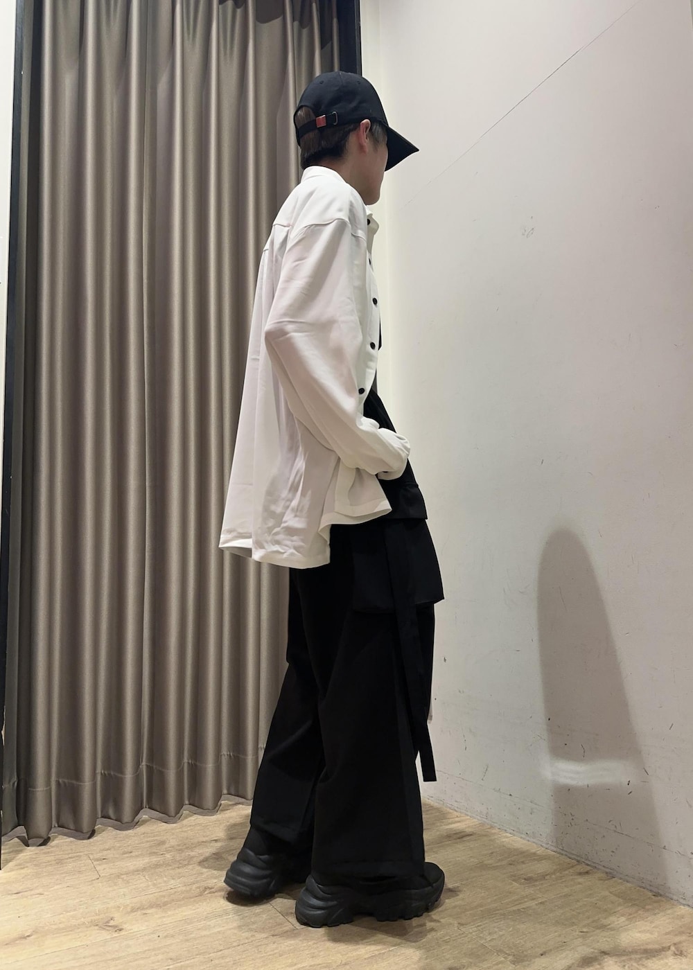 ホワイト系のシャツ/ブラウス、ブラック系のその他パンツ、ブラック系のキャップを着用したメンズの春コーディネートの4枚目の写真