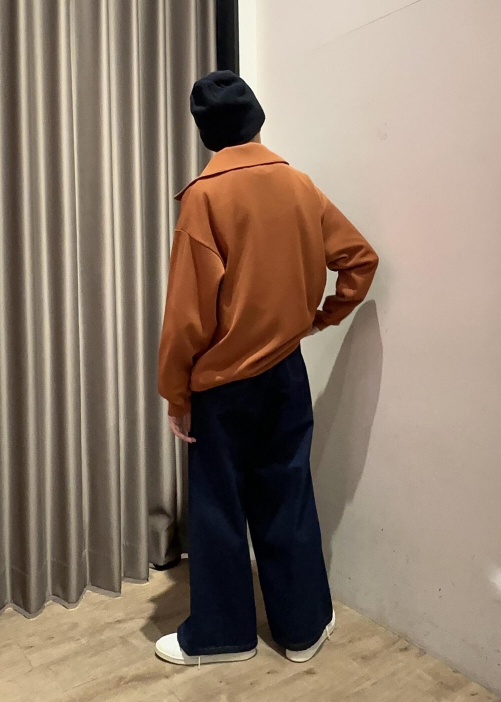 グリーン系のスニーカー、ホワイト系のTシャツ/カットソー、ブルー系のデニムパンツを着用したメンズの冬コーディネートの3枚目の写真