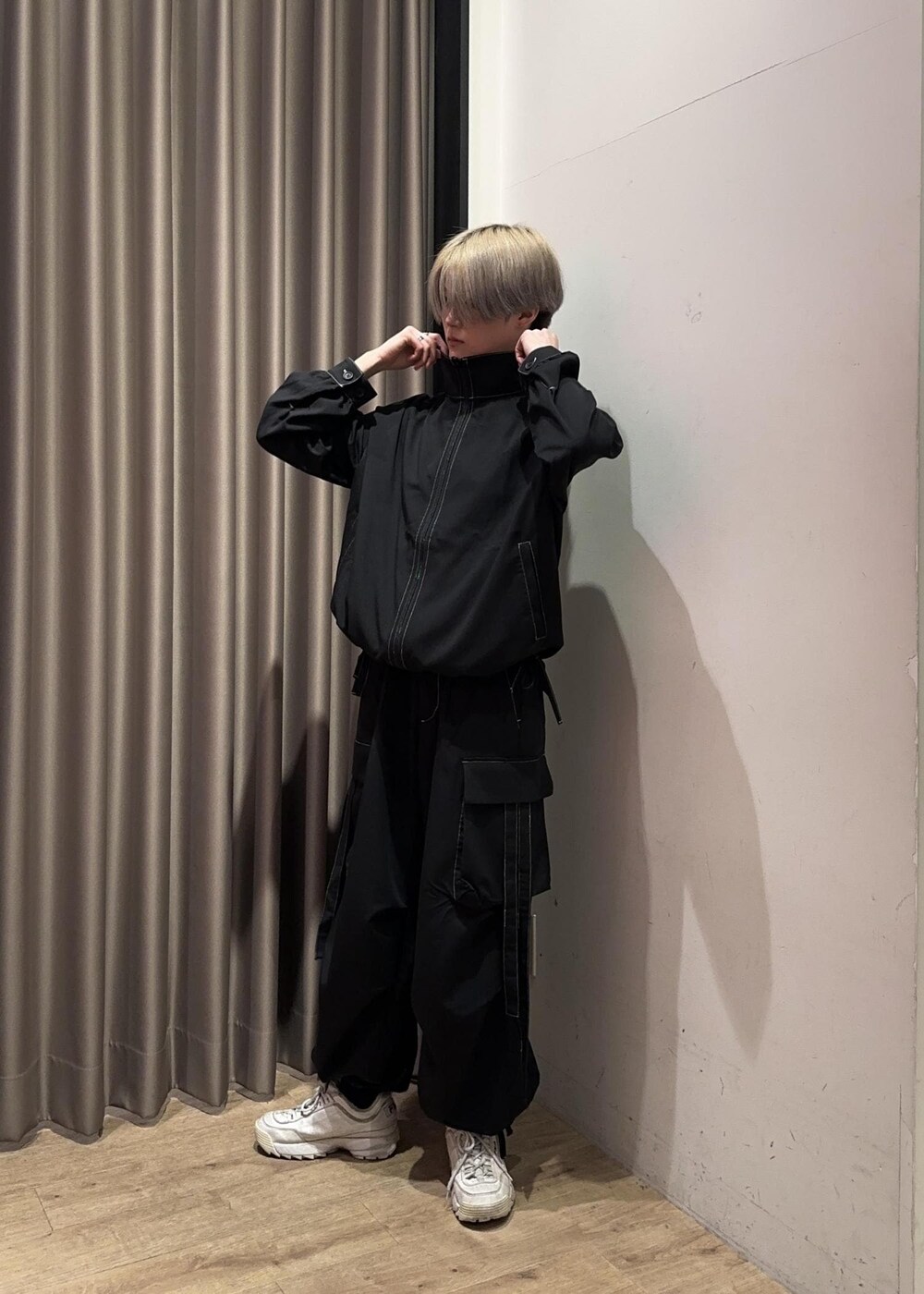 ホワイト系のTシャツ/カットソー、ブラック系のその他パンツ、ブラック系のブルゾンを着用したメンズの春コーディネートの5枚目の写真