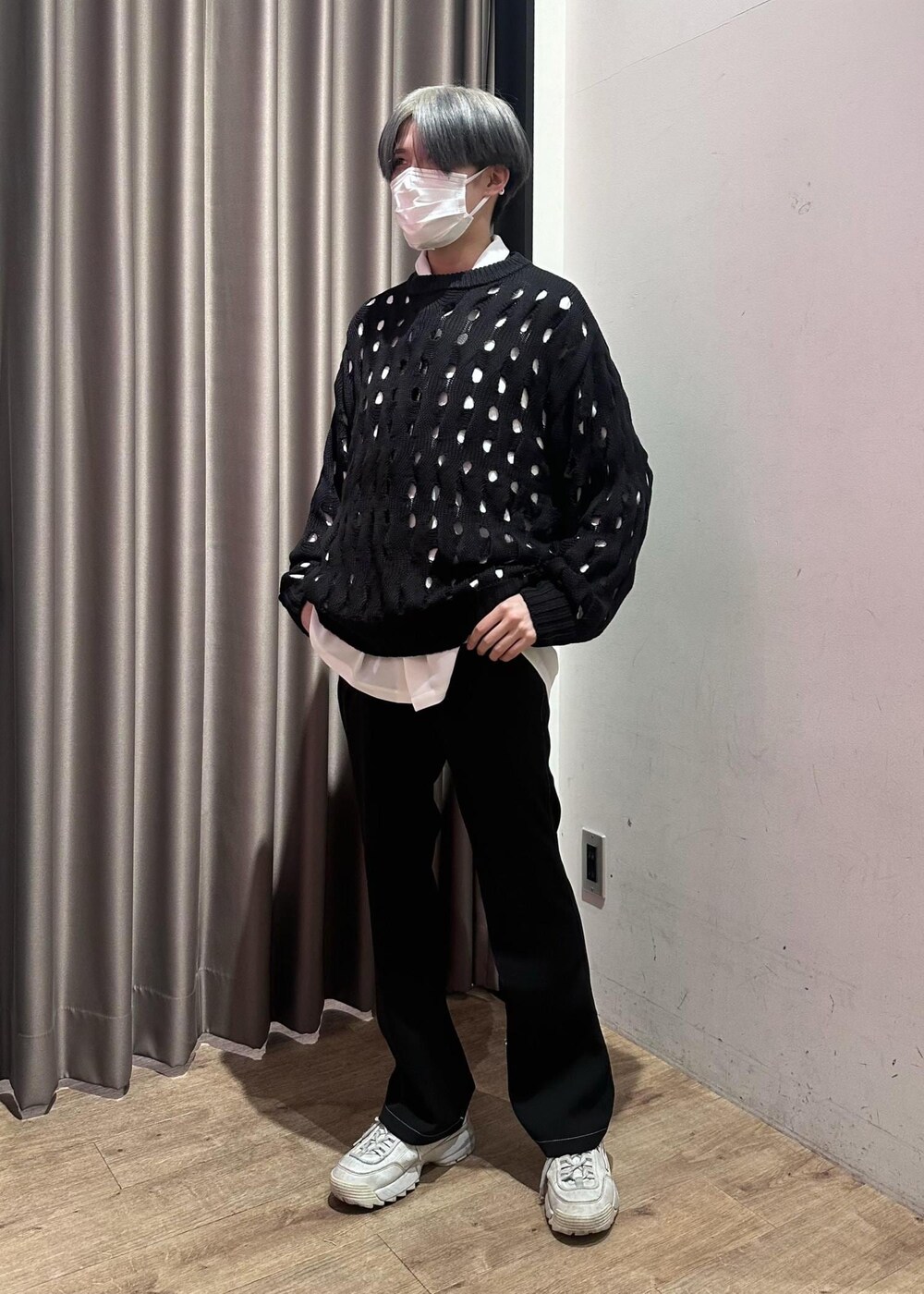 ホワイト系のシャツ/ブラウス、ブラック系のその他パンツ、ブラック系のニット/セーターを着用したメンズの冬コーディネートの2枚目の写真