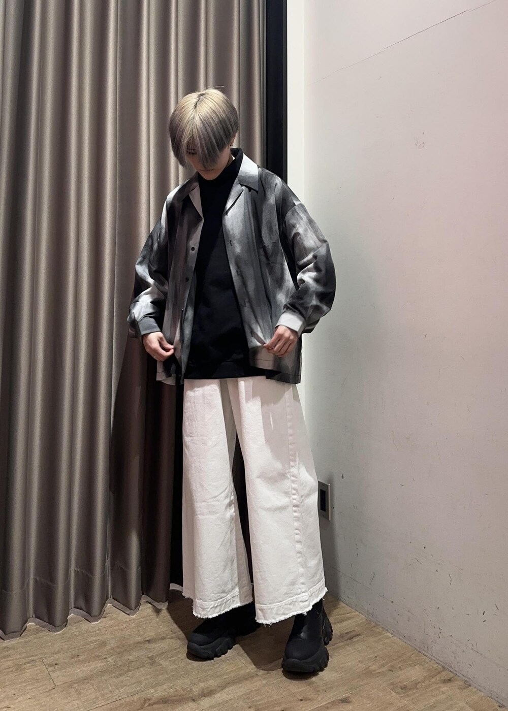 ブラック系のスウェット、ホワイト系のデニムパンツ、ブラック系のシャツ/ブラウスを着用したメンズの春コーディネートの5枚目の写真