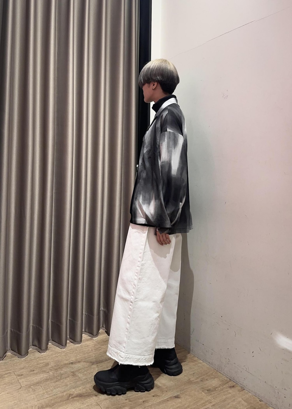 ブラック系のスウェット、ホワイト系のデニムパンツ、ブラック系のシャツ/ブラウスを着用したメンズの春コーディネートの3枚目の写真