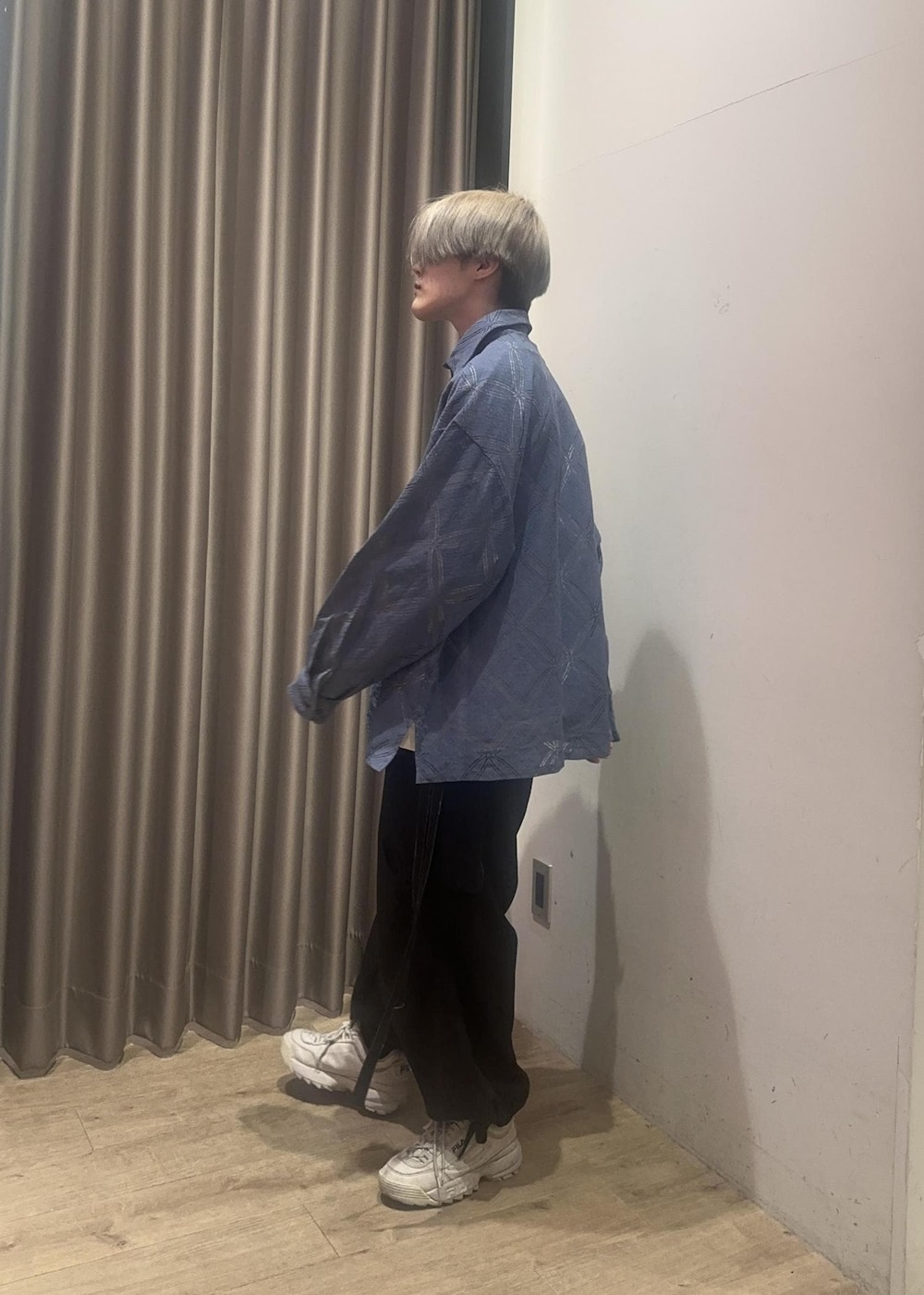 ホワイト系のTシャツ/カットソー、ブラック系のその他パンツ、ブルー系のシャツ/ブラウスを着用したメンズの春コーディネートの2枚目の写真