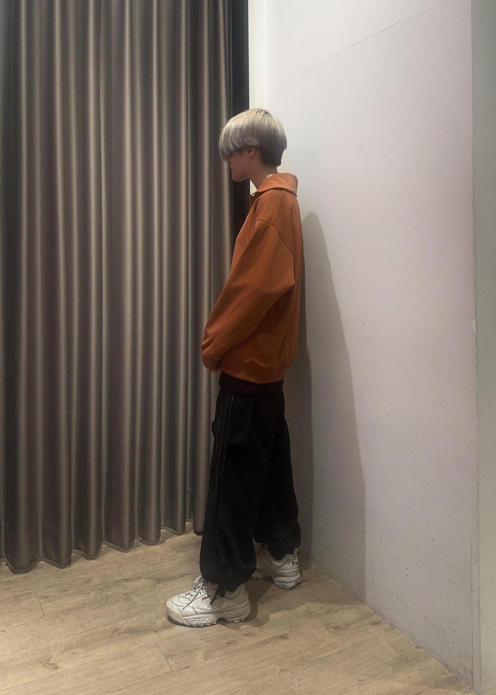ホワイト系のTシャツ/カットソー、オレンジ系のTシャツ/カットソー、ブラック系のその他パンツを着用したメンズの春コーディネートの3枚目の写真