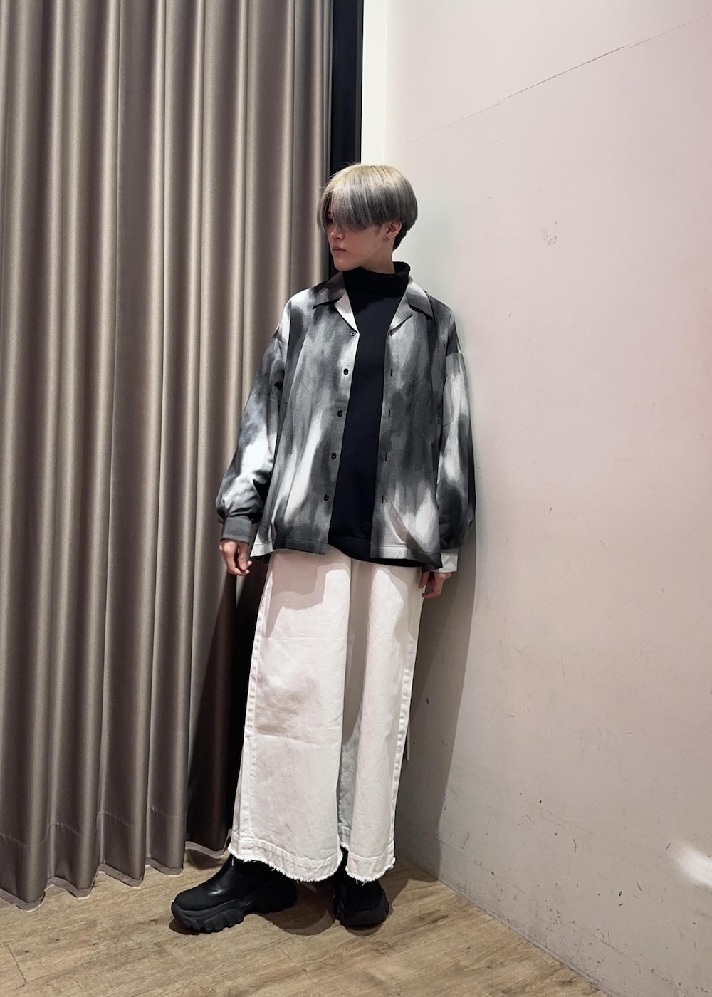 ブラック系のスウェット、ホワイト系のデニムパンツ、ブラック系のシャツ/ブラウスを着用したメンズの春コーディネートの2枚目の写真