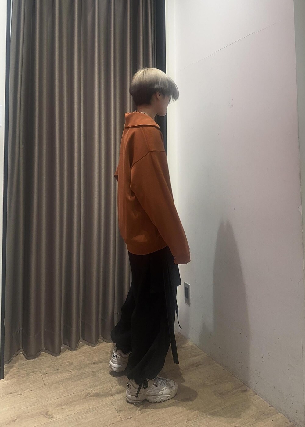 ホワイト系のTシャツ/カットソー、オレンジ系のTシャツ/カットソー、ブラック系のその他パンツを着用したメンズの春コーディネートの5枚目の写真