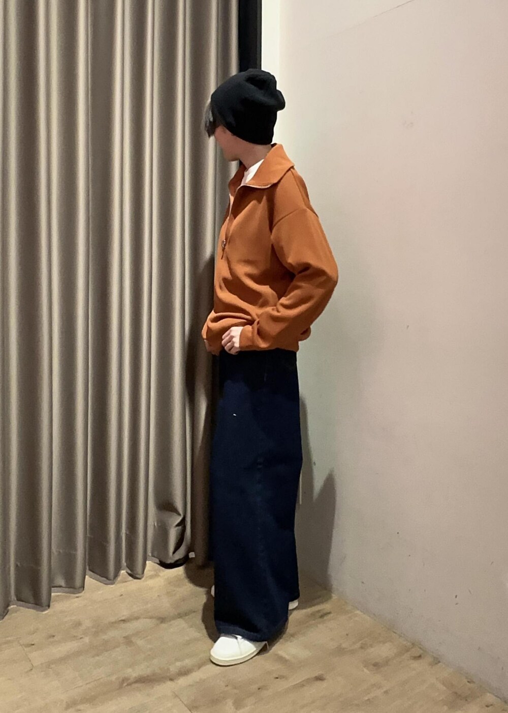 グリーン系のスニーカー、ホワイト系のTシャツ/カットソー、ブルー系のデニムパンツを着用したメンズの冬コーディネートの2枚目の写真