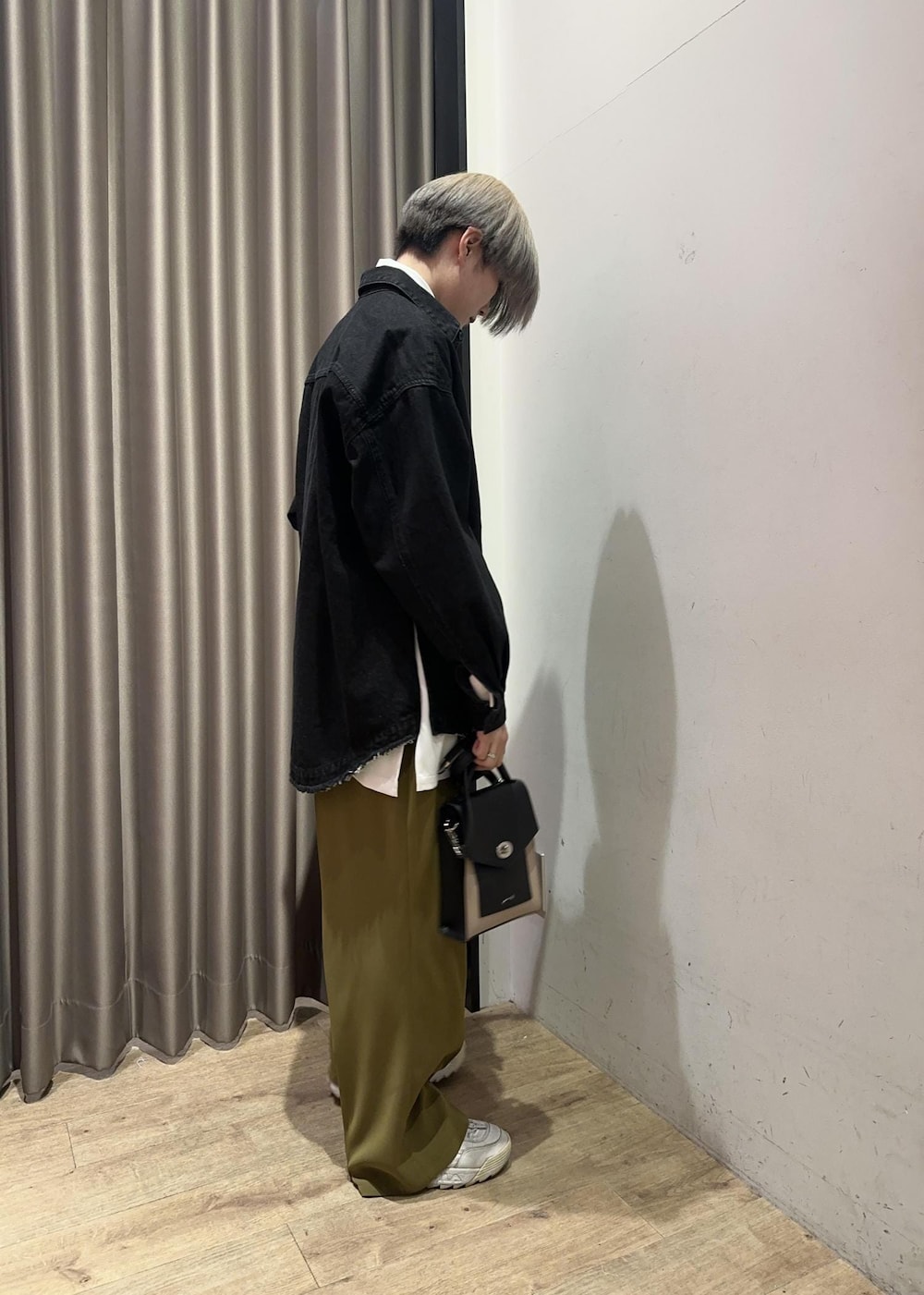 グリーン系のネクタイ、ブラック系のシャツ/ブラウス、ホワイト系のシャツ/ブラウスを着用したメンズの春コーディネートの4枚目の写真