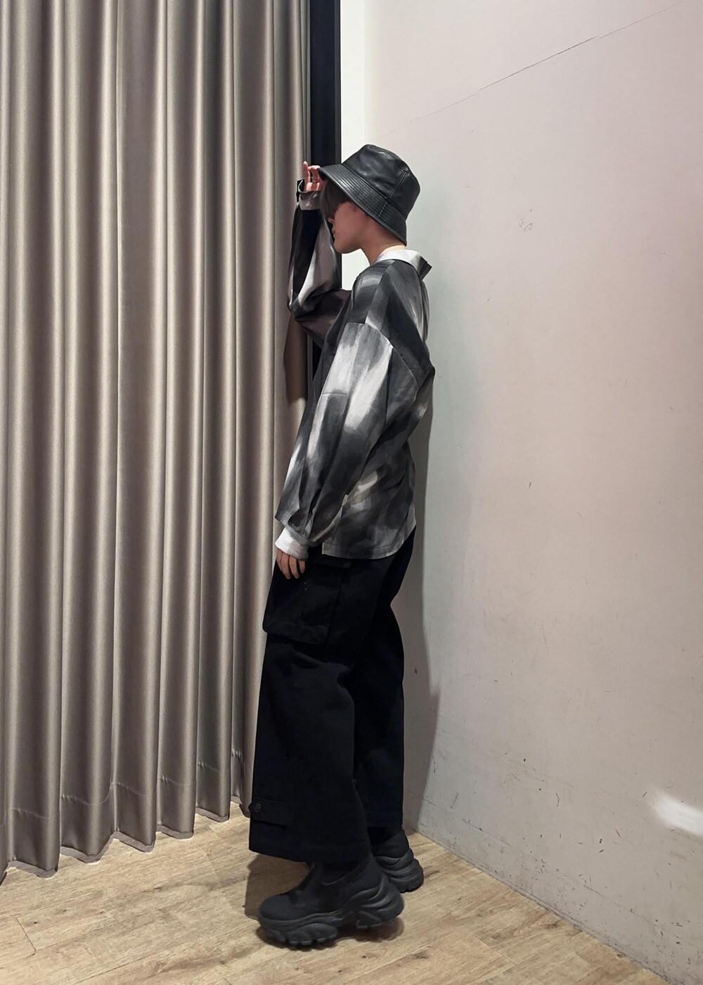 ブラック系のカーゴパンツ、ブラック系のシャツ/ブラウス、グレー系のハットを着用したメンズの冬コーディネートの3枚目の写真