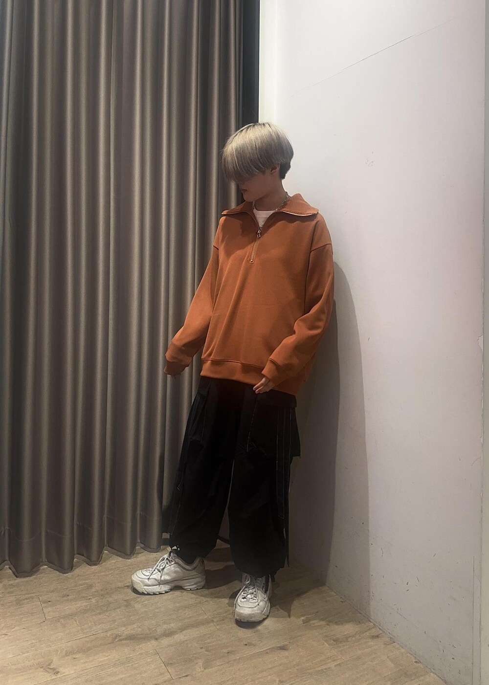 ホワイト系のTシャツ/カットソー、オレンジ系のTシャツ/カットソー、ブラック系のその他パンツを着用したメンズの春コーディネートの2枚目の写真