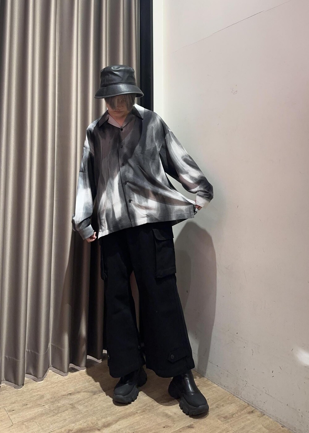 ブラック系のカーゴパンツ、ブラック系のシャツ/ブラウス、グレー系のハットを着用したメンズの冬コーディネートの2枚目の写真