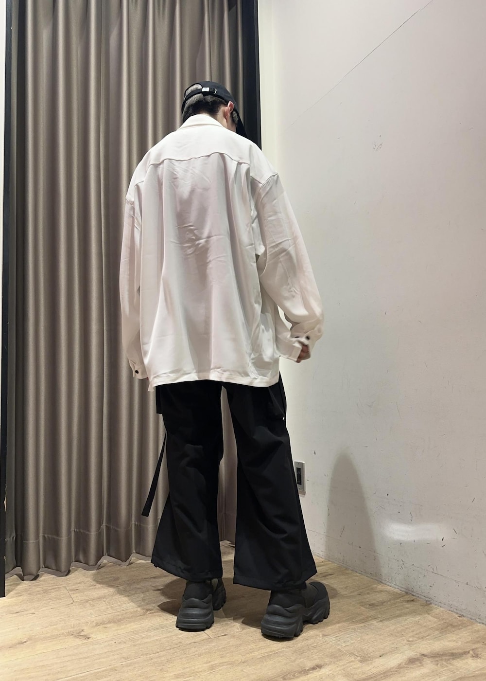 ホワイト系のシャツ/ブラウス、ブラック系のその他パンツ、ブラック系のキャップを着用したメンズの春コーディネートの3枚目の写真