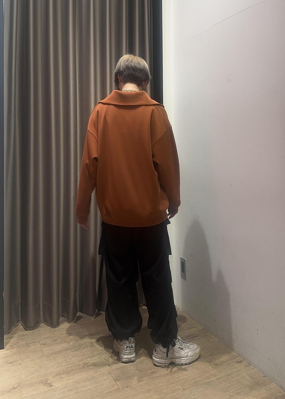ホワイト系のTシャツ/カットソー、オレンジ系のTシャツ/カットソー、ブラック系のその他パンツを着用したメンズの春コーディネートの4枚目の写真