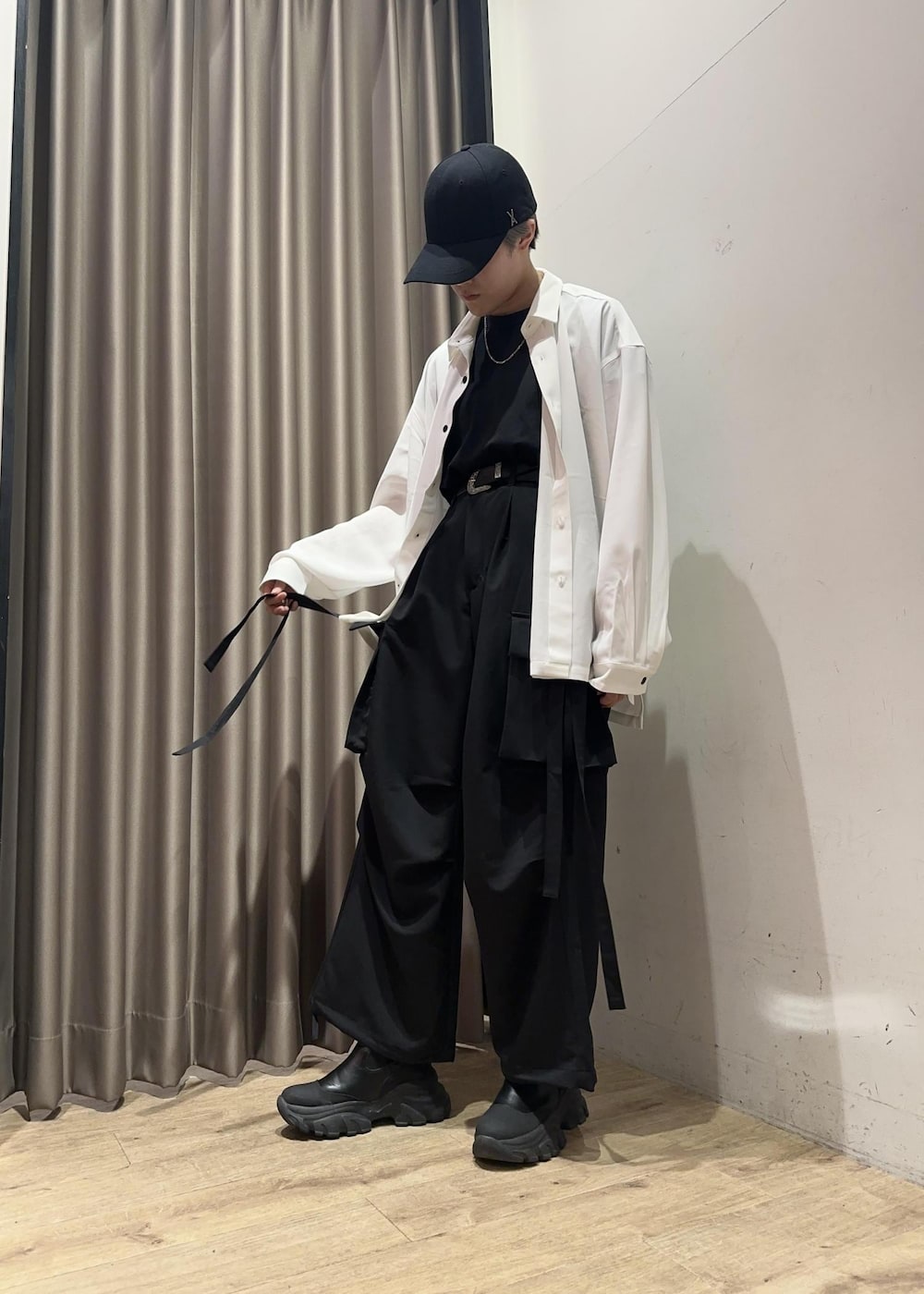 ホワイト系のシャツ/ブラウス、ブラック系のその他パンツ、ブラック系のキャップを着用したメンズの春コーディネートの5枚目の写真