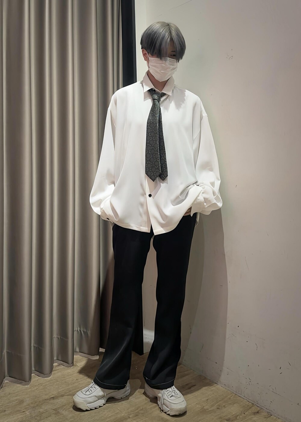 ホワイト系のシャツ/ブラウス、ブラック系のその他パンツ、グリーン系のネクタイを着用したメンズの冬コーディネートの2枚目の写真