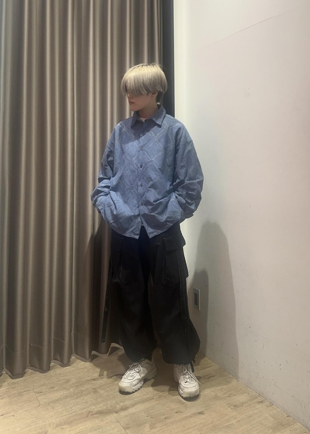 ホワイト系のTシャツ/カットソー、ブラック系のその他パンツ、ブルー系のシャツ/ブラウスを着用したメンズの春コーディネートの5枚目の写真