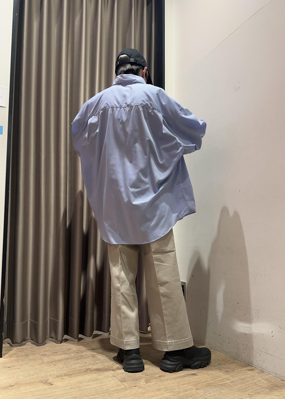 ベージュ系のデニムパンツ、ブルー系のシャツ/ブラウス、ブラック系のキャップを着用したメンズの春コーディネートの4枚目の写真