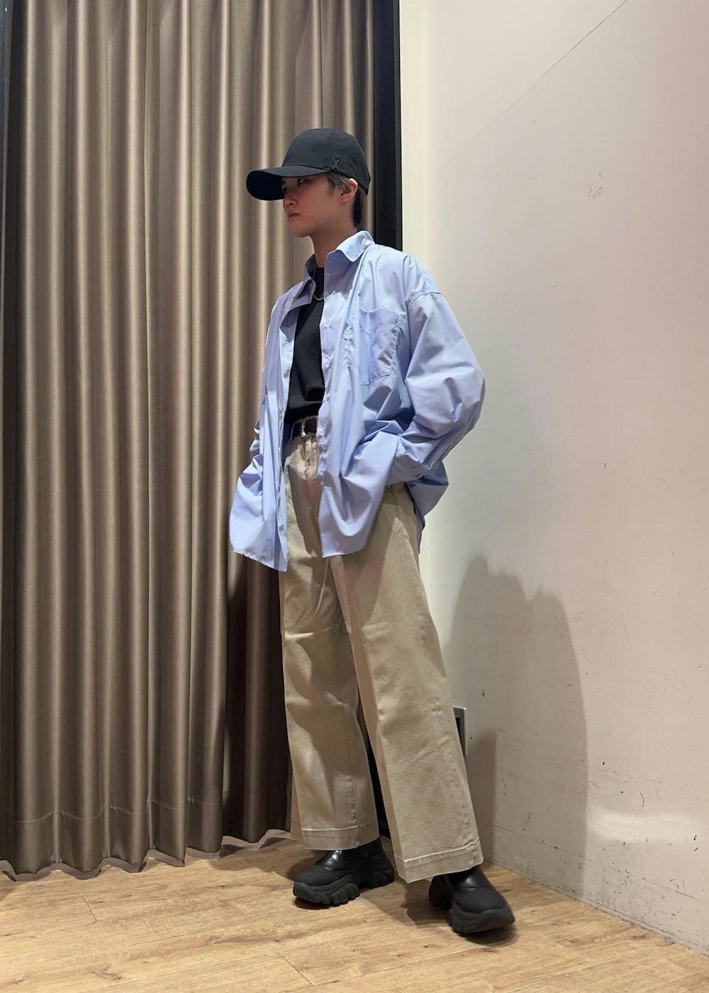 ベージュ系のデニムパンツ、ブルー系のシャツ/ブラウス、ブラック系のキャップを着用したメンズの春コーディネートの2枚目の写真