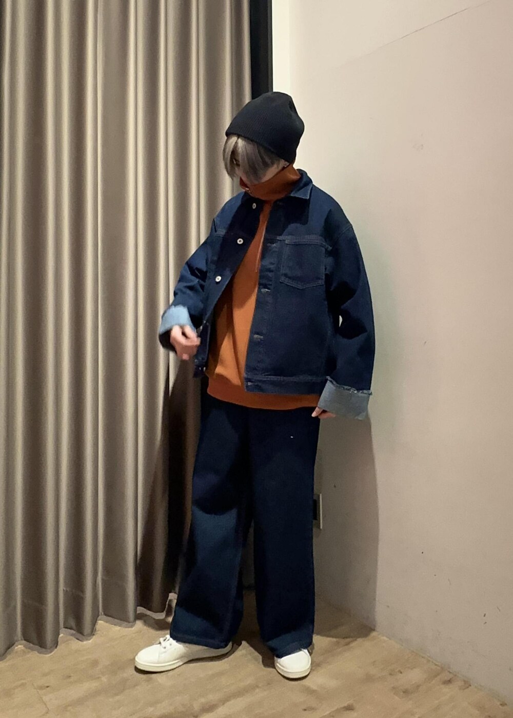 グリーン系のスニーカー、ホワイト系のTシャツ/カットソー、ブルー系のブルゾンを着用したメンズの冬コーディネートの5枚目の写真