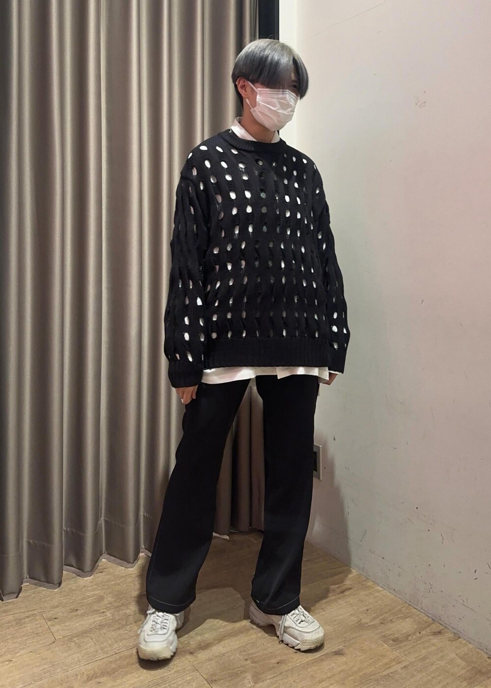 ホワイト系のシャツ/ブラウス、ブラック系のその他パンツ、ブラック系のニット/セーターを着用したメンズの冬コーディネートの3枚目の写真