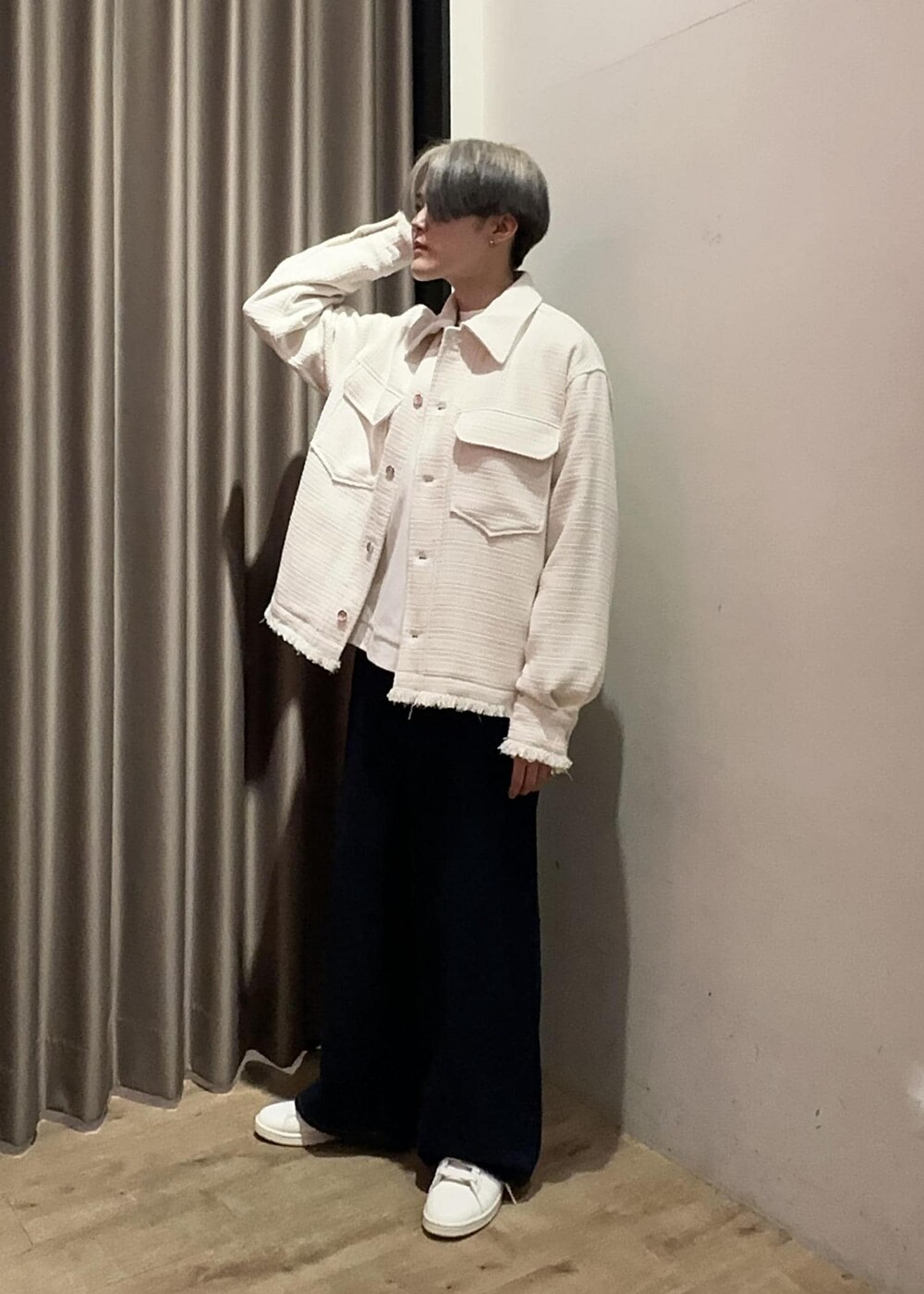 ホワイト系のTシャツ/カットソー、グリーン系のスニーカー、ホワイト系のブルゾンを着用したメンズの冬コーディネートの4枚目の写真