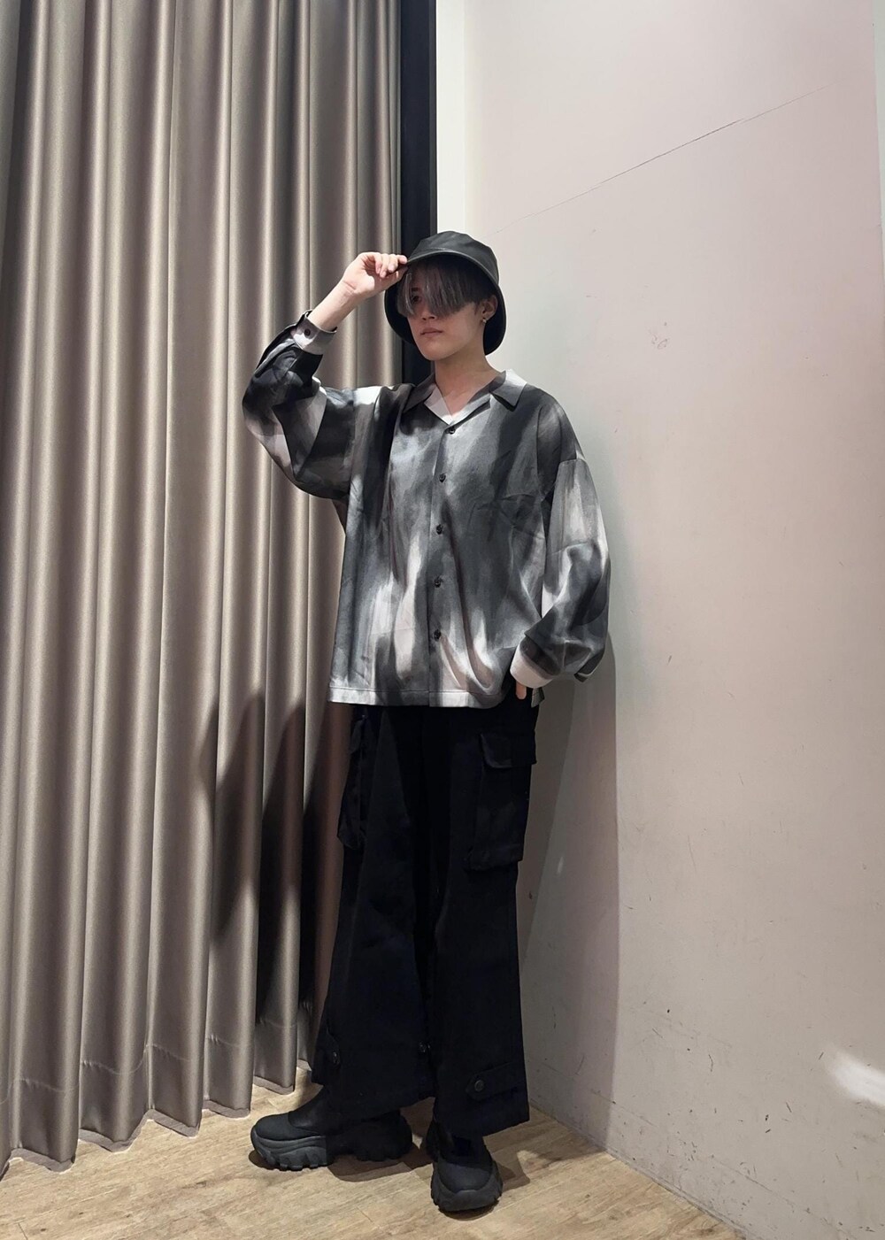 ブラック系のカーゴパンツ、ブラック系のシャツ/ブラウス、グレー系のハットを着用したメンズの冬コーディネートの5枚目の写真