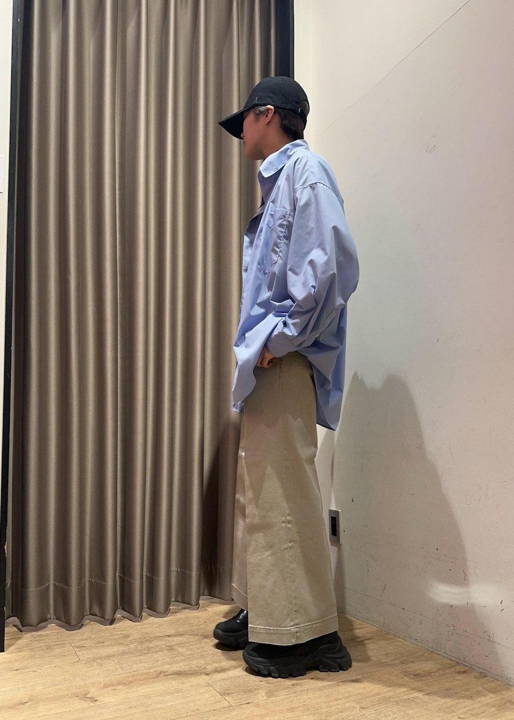 ベージュ系のデニムパンツ、ブルー系のシャツ/ブラウス、ブラック系のキャップを着用したメンズの春コーディネートの3枚目の写真