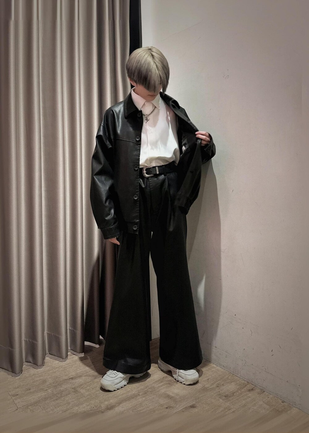 ホワイト系のシャツ/ブラウス、ブラック系のブルゾンを着用したメンズの冬コーディネートの2枚目の写真