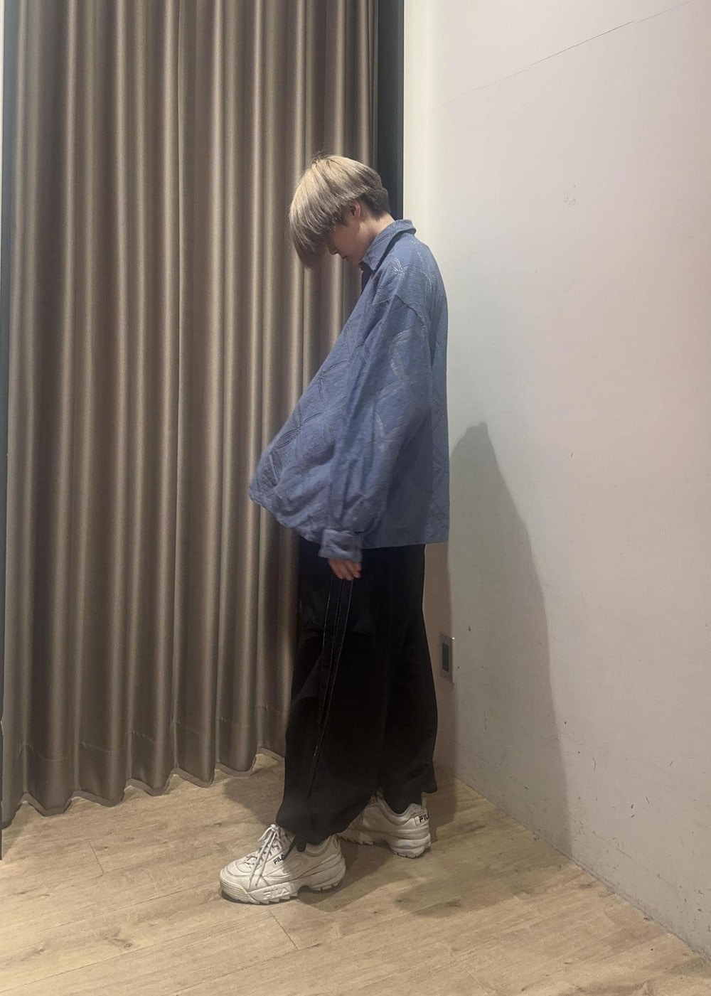 ホワイト系のTシャツ/カットソー、ブラック系のその他パンツ、ブルー系のシャツ/ブラウスを着用したメンズの春コーディネートの3枚目の写真