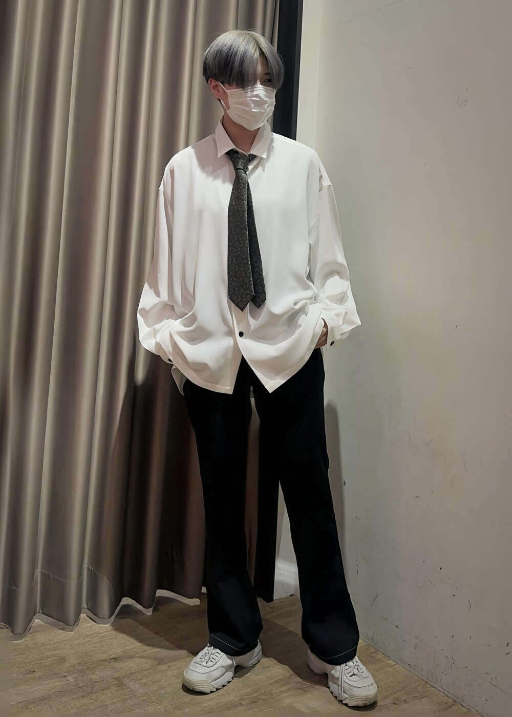 ホワイト系のシャツ/ブラウス、ブラック系のその他パンツ、グリーン系のネクタイを着用したメンズの冬コーディネートの3枚目の写真