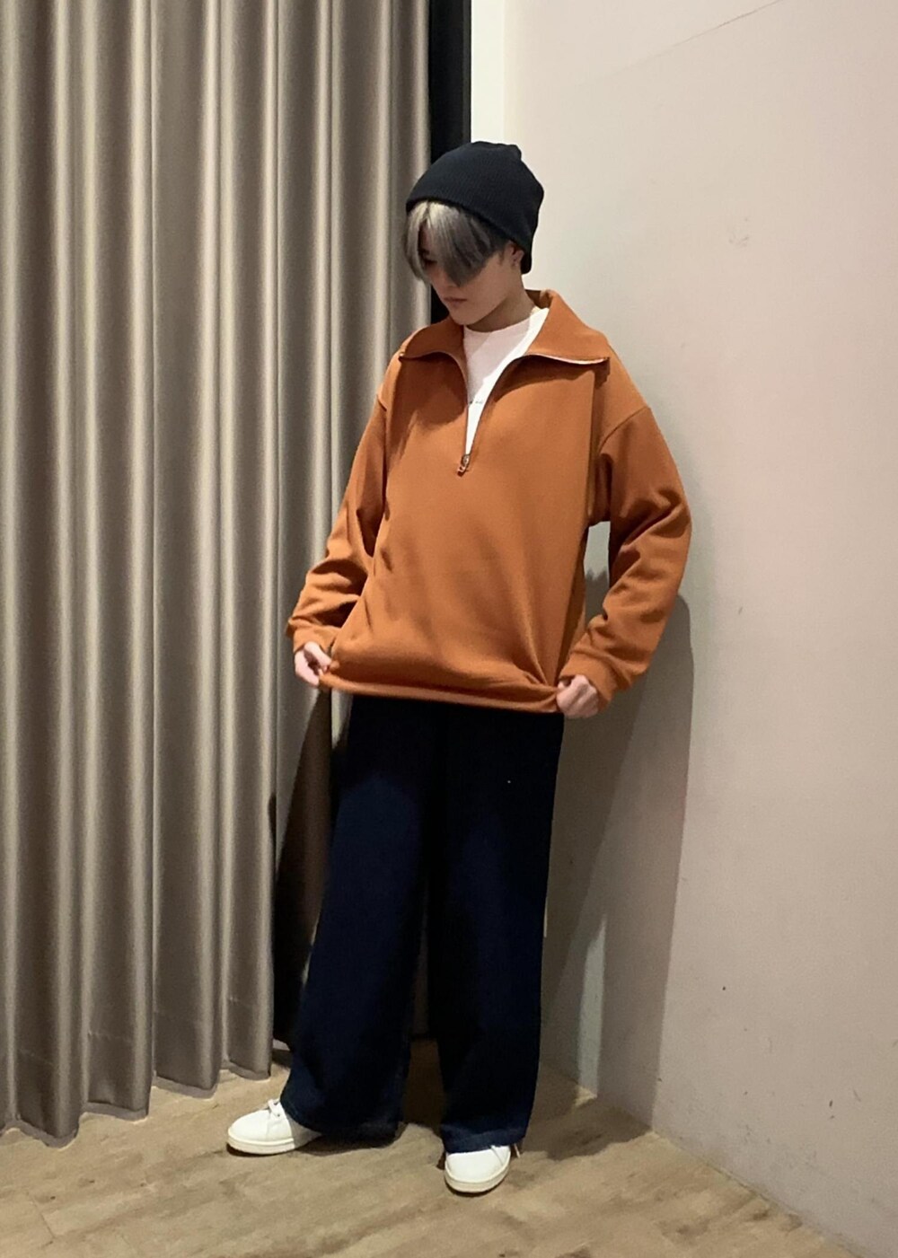 グリーン系のスニーカー、ホワイト系のTシャツ/カットソー、ブルー系のデニムパンツを着用したメンズの冬コーディネートの4枚目の写真