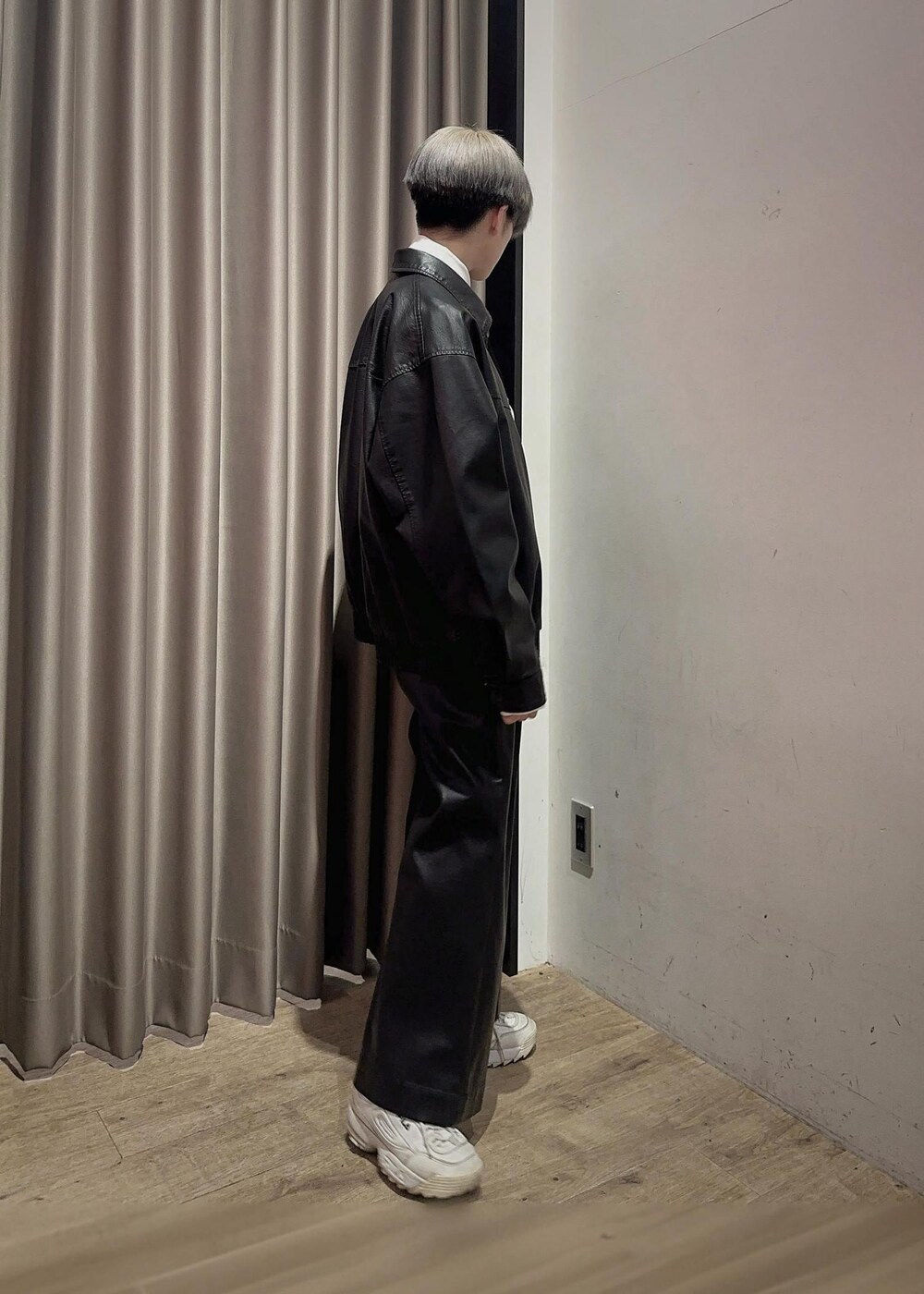 ホワイト系のシャツ/ブラウス、ブラック系のブルゾンを着用したメンズの冬コーディネートの3枚目の写真