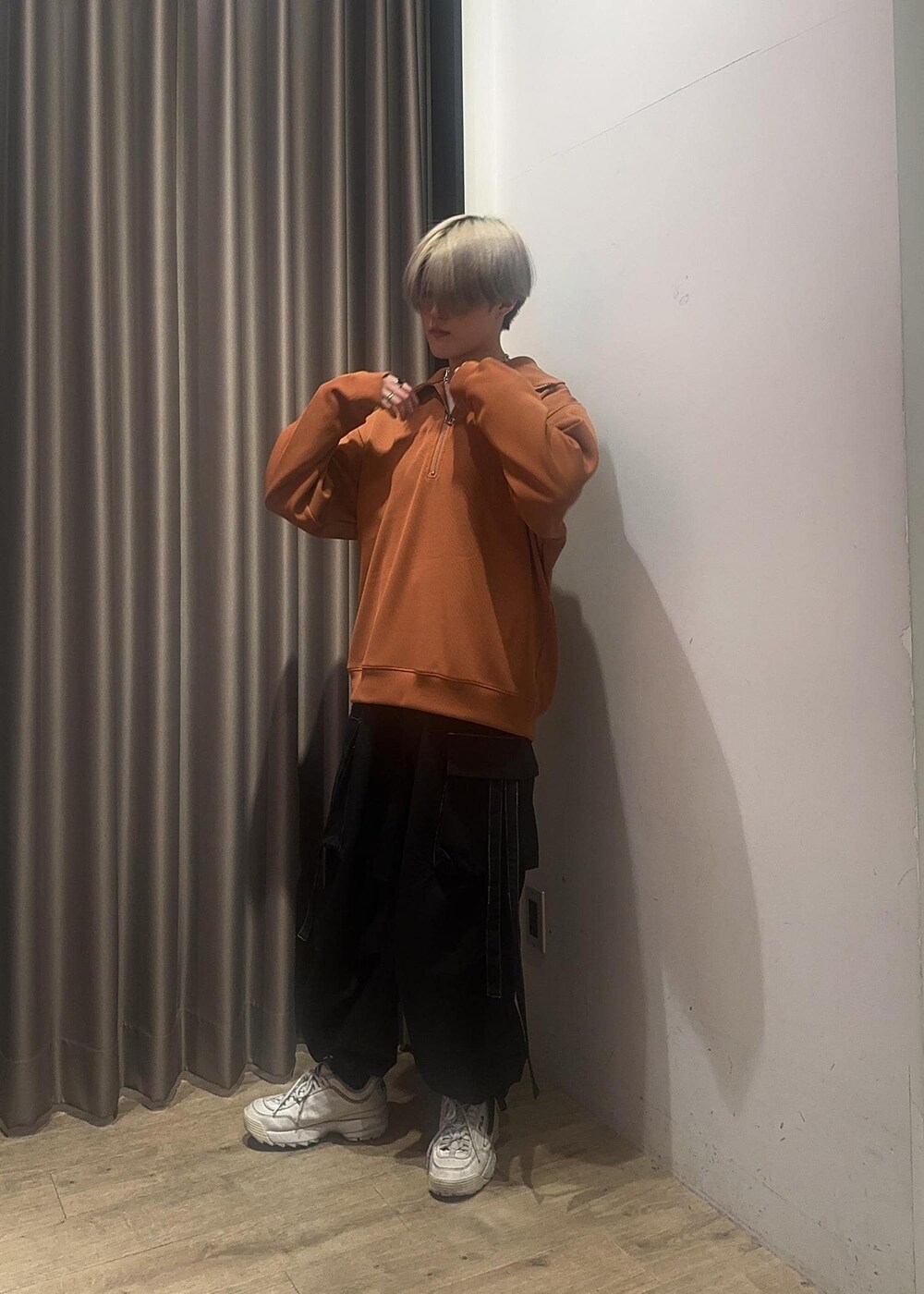 ホワイト系のTシャツ/カットソー、オレンジ系のTシャツ/カットソー、ブラック系のその他パンツを着用したメンズの春コーディネートの6枚目の写真