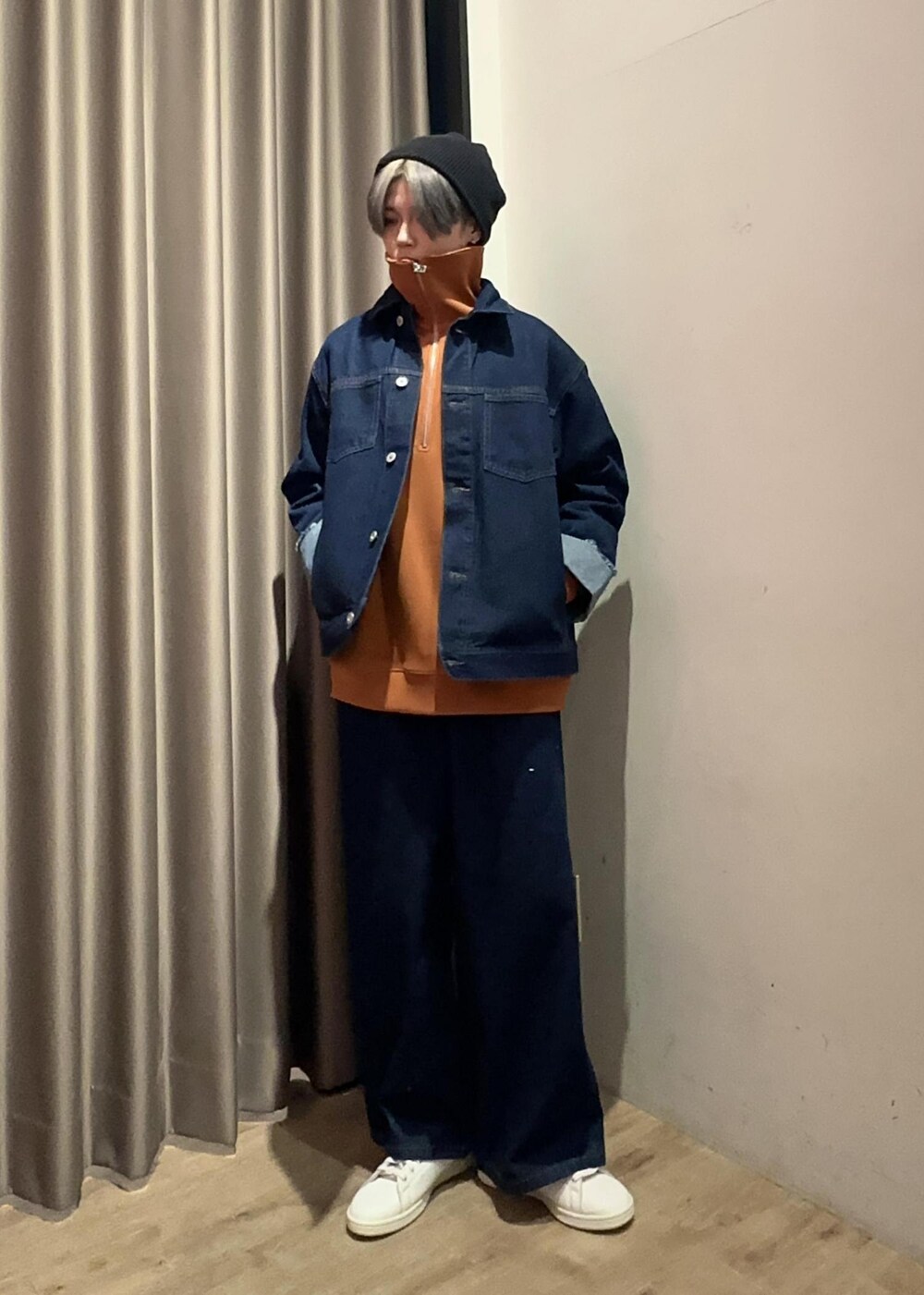 グリーン系のスニーカー、ホワイト系のTシャツ/カットソー、ブルー系のブルゾンを着用したメンズの冬コーディネートの2枚目の写真