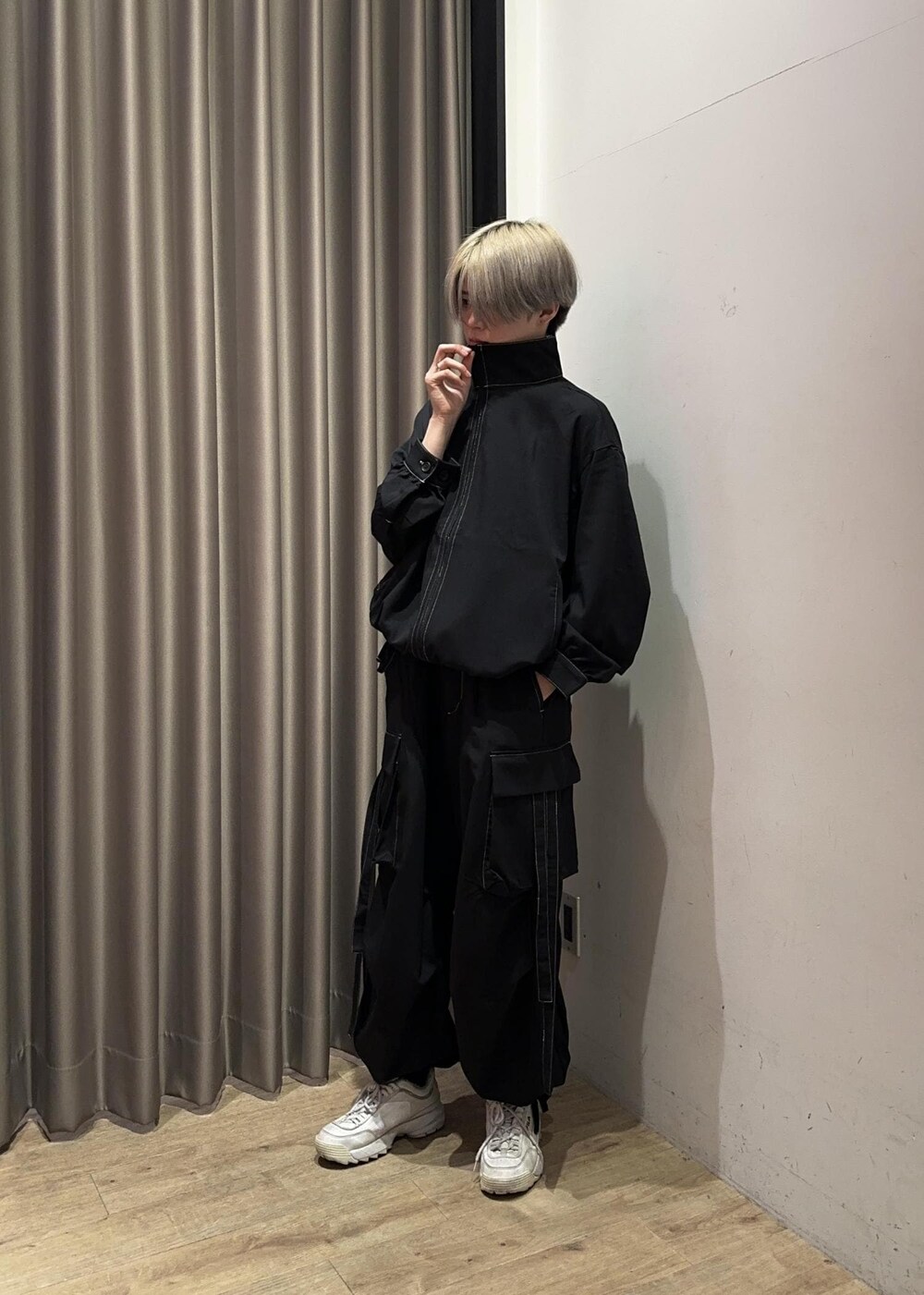 ホワイト系のTシャツ/カットソー、ブラック系のその他パンツ、ブラック系のブルゾンを着用したメンズの春コーディネートの2枚目の写真