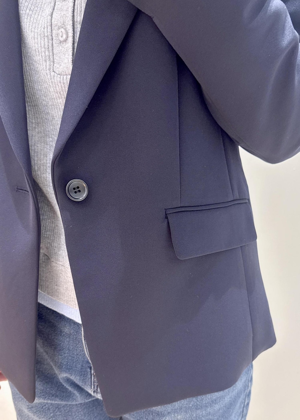 ブラック系のショルダーバッグ、ブラック系のローファー、ブルー系のテーラードジャケットを着用したレディースの冬コーディネートの5枚目の写真