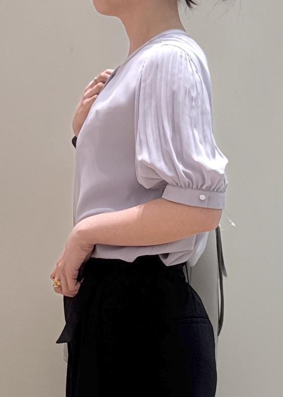 グレー系のショルダーバッグ、パープル系のシャツ/ブラウス、ブラック系のその他パンツを着用したレディースの春コーディネートの5枚目の写真