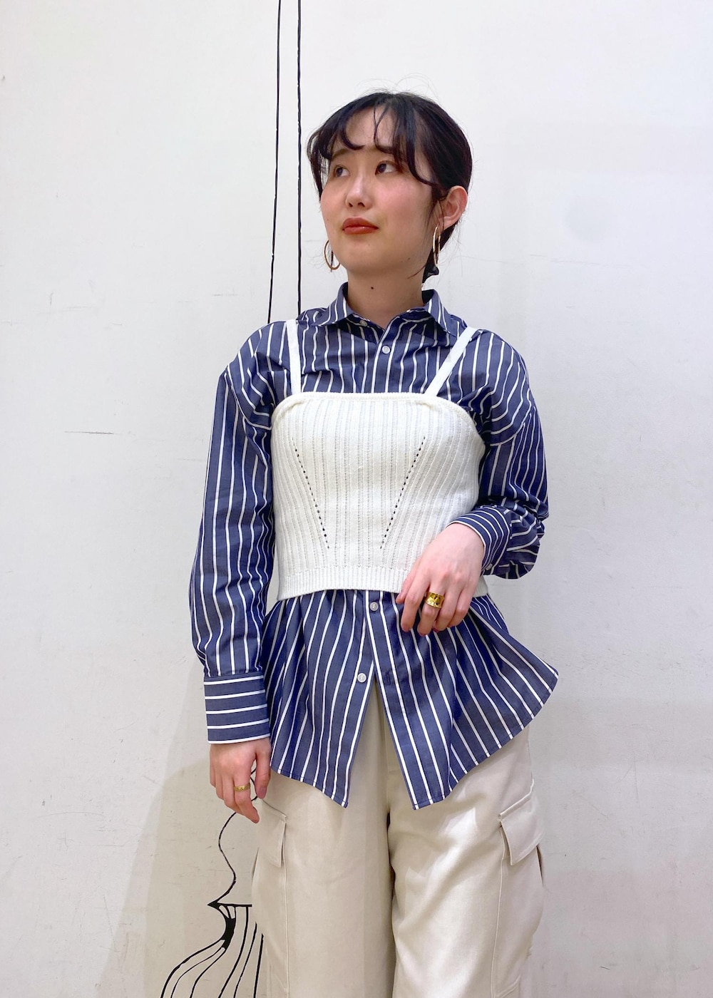 ホワイト系のローファー、ホワイト系のベスト、ブルー系のシャツ/ブラウスを着用したレディースの春コーディネートの3枚目の写真
