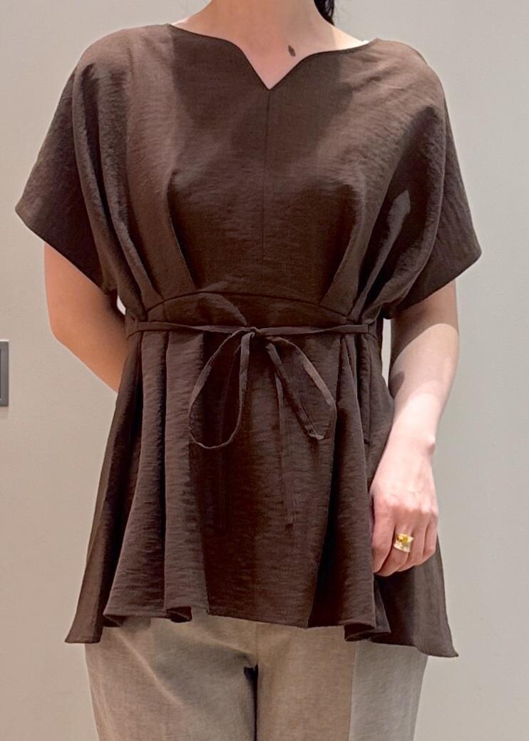 ブラウン系のその他パンツ、ブラック系のパンプス、ブラウン系のシャツ/ブラウスを着用したレディースの夏コーディネートの4枚目の写真