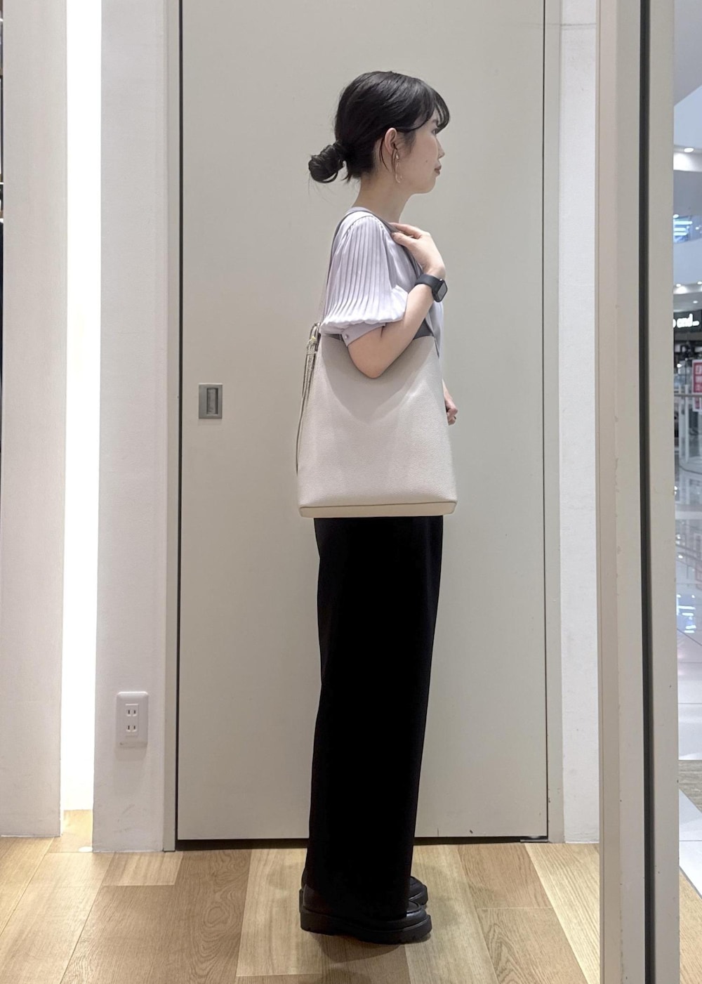 グレー系のショルダーバッグ、パープル系のシャツ/ブラウス、ブラック系のその他パンツを着用したレディースの春コーディネートの8枚目の写真