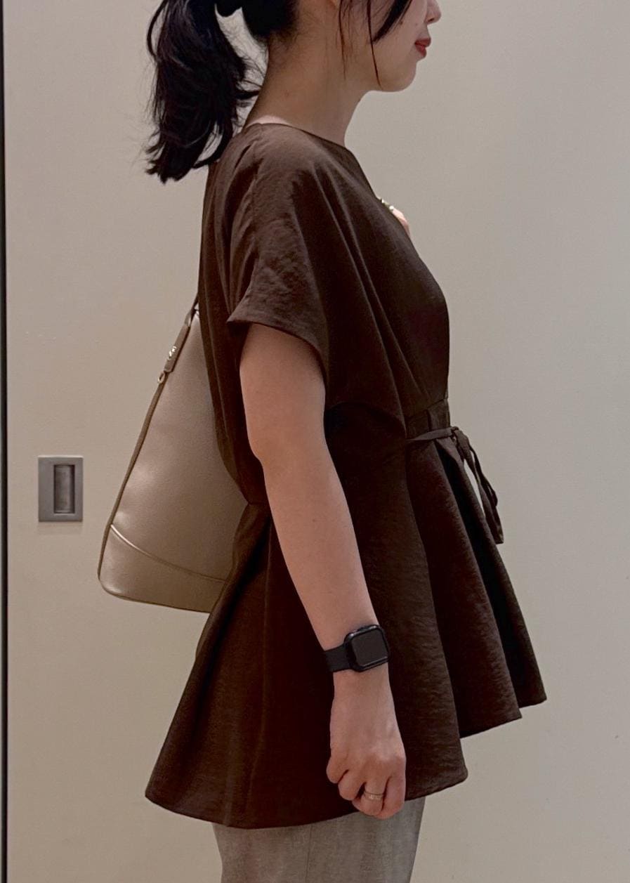 ブラウン系のその他パンツ、ブラック系のパンプス、ブラウン系のシャツ/ブラウスを着用したレディースの夏コーディネートの5枚目の写真