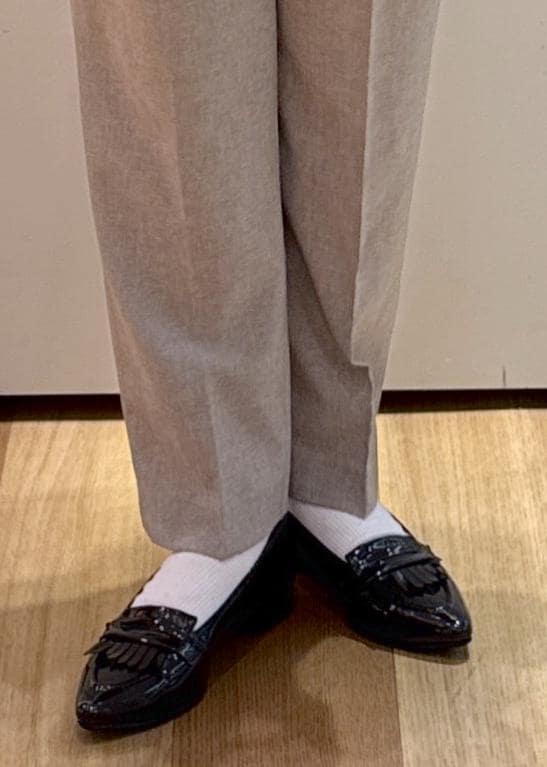 ブラウン系のその他パンツ、ブラック系のパンプス、ブラウン系のシャツ/ブラウスを着用したレディースの夏コーディネートの7枚目の写真