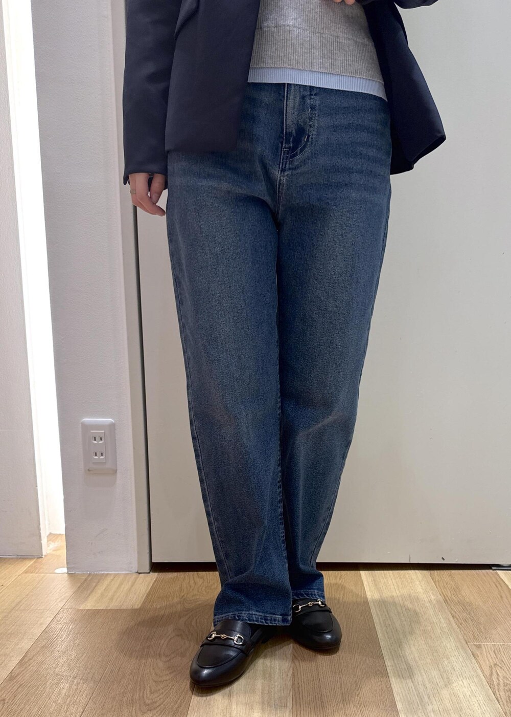 ブラック系のショルダーバッグ、ブラック系のローファー、ブルー系のテーラードジャケットを着用したレディースの冬コーディネートの8枚目の写真