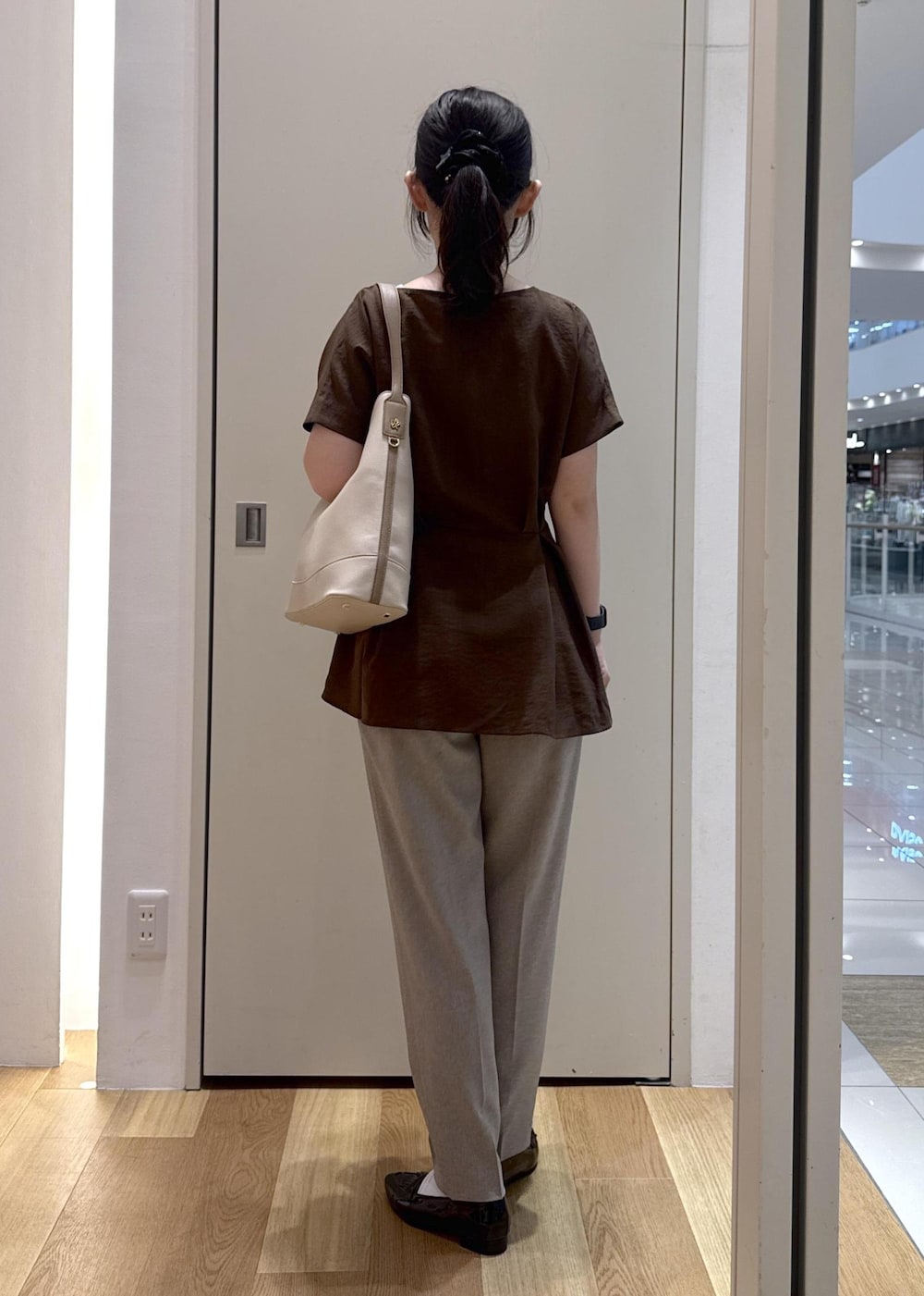 ブラウン系のその他パンツ、ブラック系のパンプス、ブラウン系のシャツ/ブラウスを着用したレディースの夏コーディネートの3枚目の写真